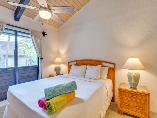 Ocean Front Two Bedroom Vacation Condo in Lahaina Sleeps Six