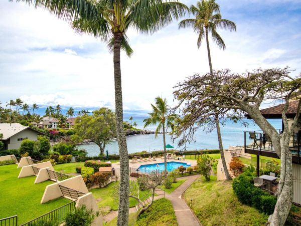 Ocean Front Two Bedroom Vacation Condo in Lahaina Sleeps Six