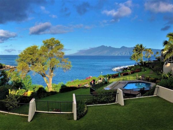 Ocean Front Two Bedroom Vacation Condo in Lahaina Sleeps Six