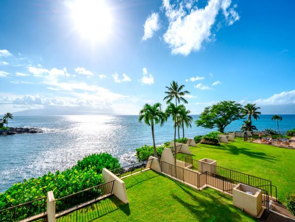 Ocean Front Two Bedroom Vacation Condo in Lahaina Sleeps Six