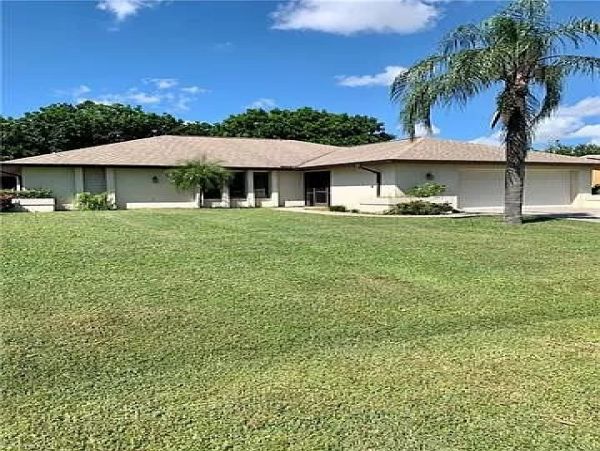 Cape Coral 3 Bedroom Home with Private Pool Sleeps 8 Guests
