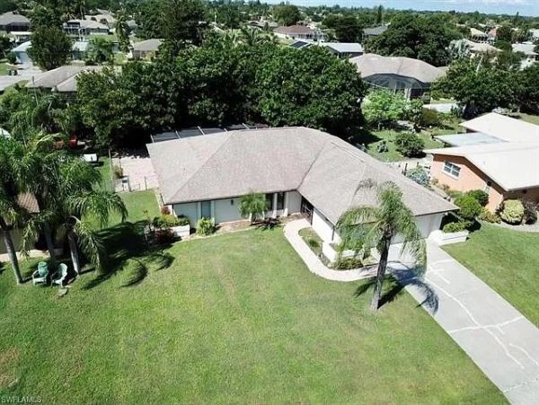 Cape Coral 3 Bedroom Home with Private Pool Sleeps 8 Guests