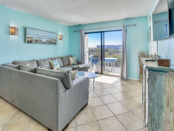 Lovely 2 Bedroom Condo Beachfront in St. Pete Beach