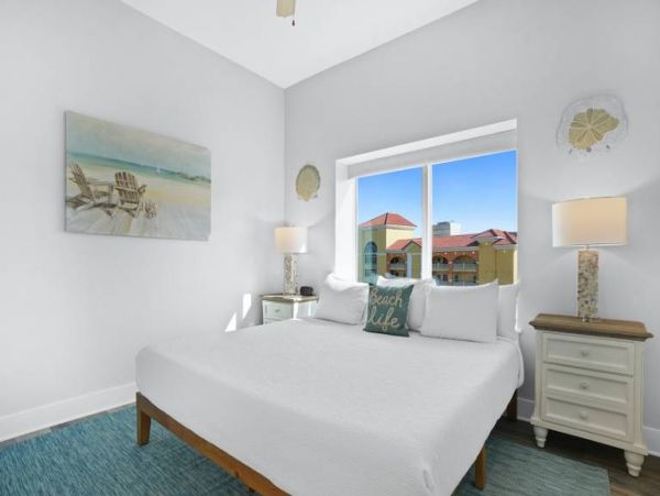 Three Bedroom Condo with Gulf Views Sleeps 10