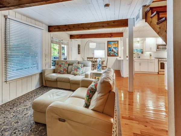 Rare Beachfront Vacation Home 10 Guests in Treasure Island