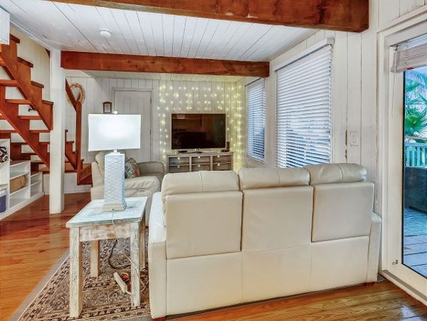 Rare Beachfront Vacation Home 10 Guests in Treasure Island