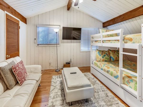 Rare Beachfront Vacation Home 10 Guests in Treasure Island