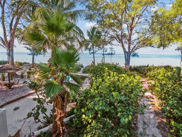 Rare Beachfront Vacation Home 10 Guests in Treasure Island