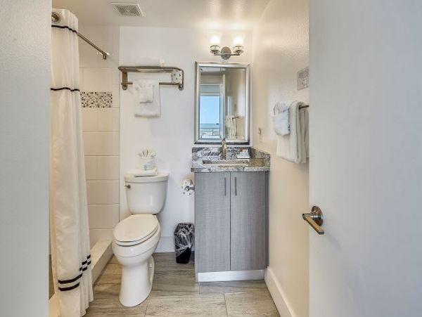 Beachfront 2 bedroom Unit for 6 Guests