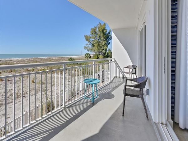 Beachfront 2 bedroom Unit for 6 Guests