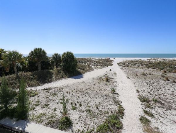 Beachfront 2 bedroom Unit for 6 Guests