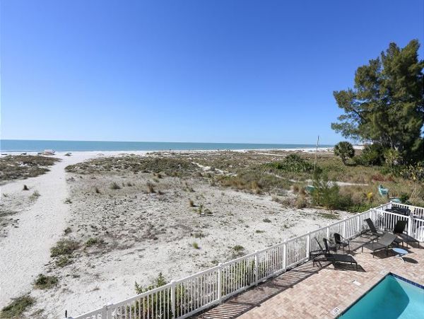 Beachfront 2 bedroom Unit for 6 Guests
