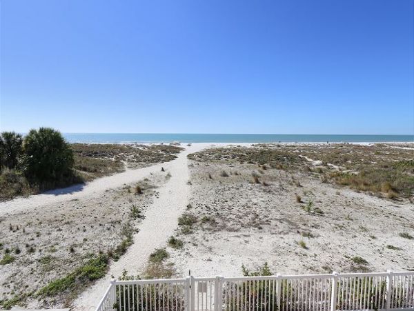 Beachfront 2 bedroom Unit for 6 Guests