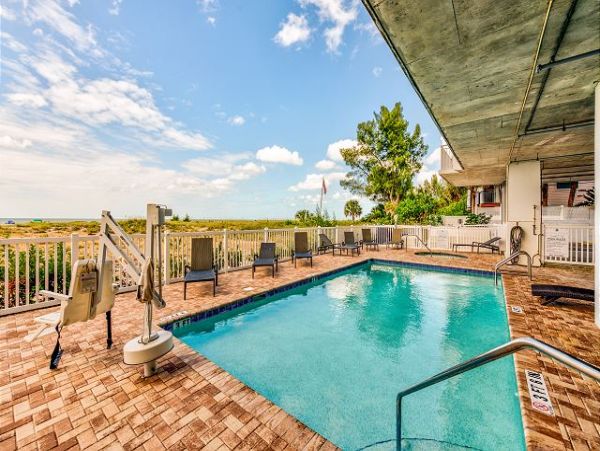 Beachfront 2 bedroom Unit for 6 Guests