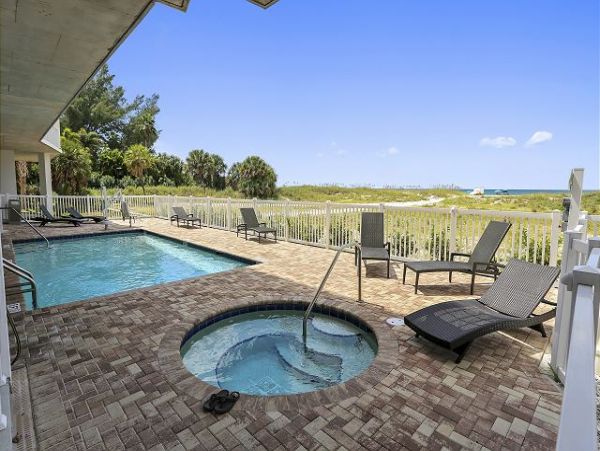 Beachfront 2 bedroom Unit for 6 Guests