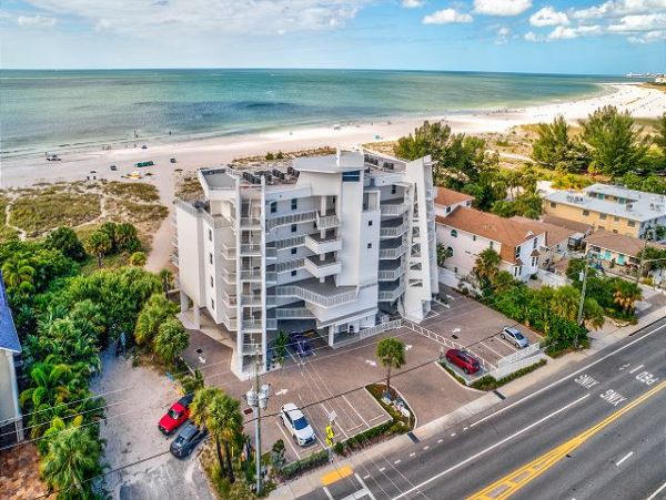 Beachfront 2 bedroom Unit for 6 Guests