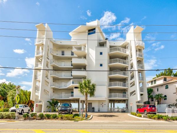 Beachfront 2 bedroom Unit for 6 Guests