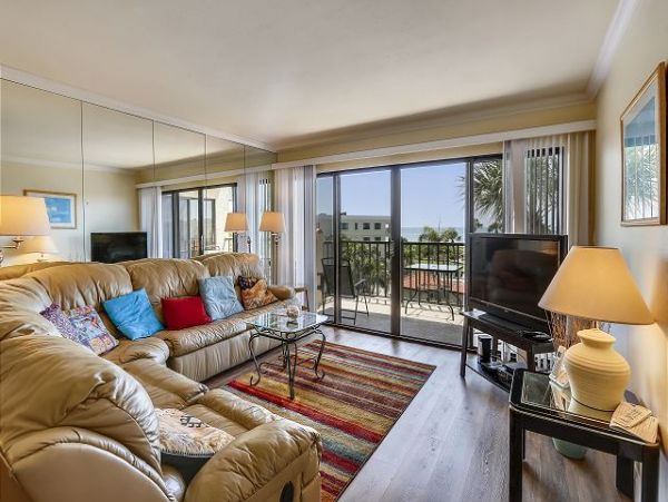 Treasure Island Top Floor Condo Short Walk to the Beach