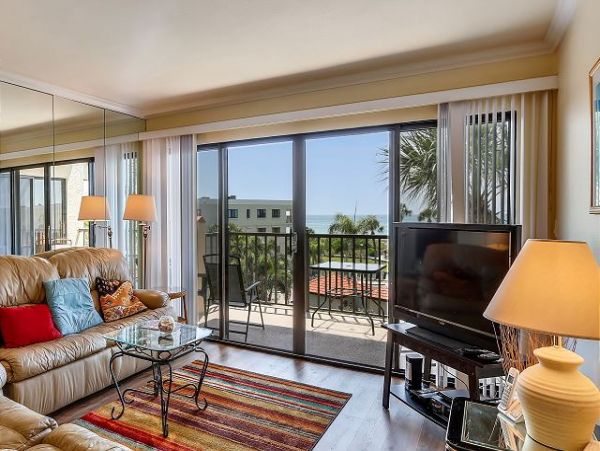 Treasure Island Top Floor Condo Short Walk to the Beach