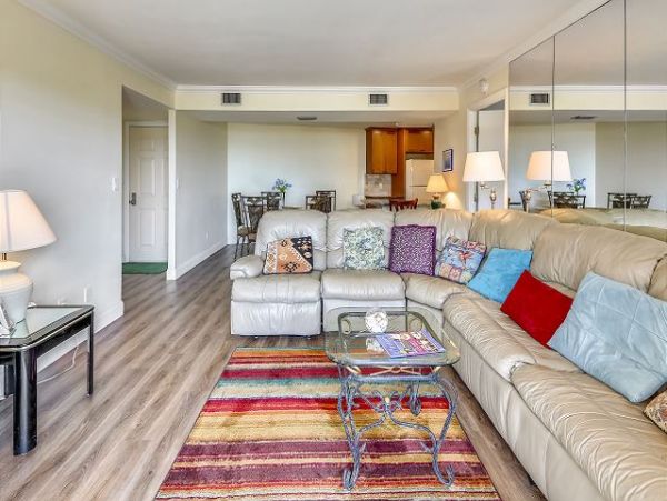 Treasure Island Top Floor Condo Short Walk to the Beach