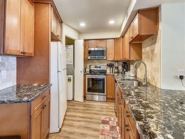 Treasure Island Top Floor Condo Short Walk to the Beach
