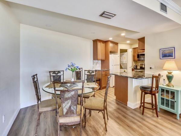 Treasure Island Top Floor Condo Short Walk to the Beach