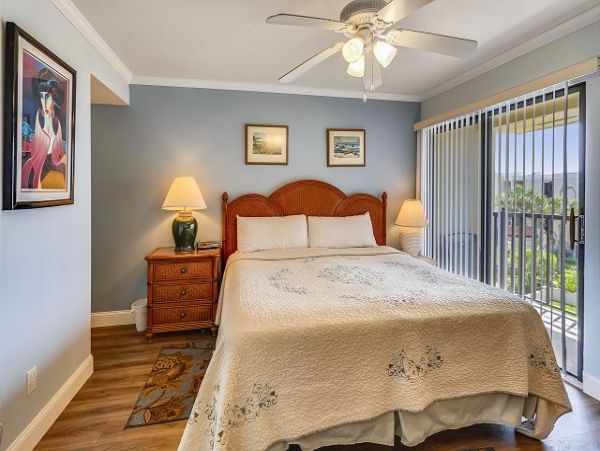 Treasure Island Top Floor Condo Short Walk to the Beach