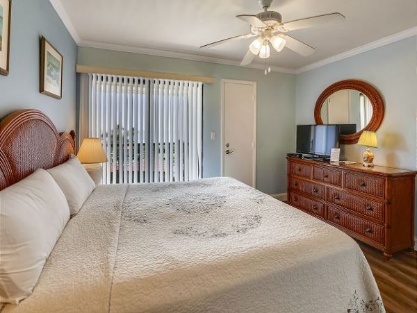 Treasure Island Top Floor Condo Short Walk to the Beach