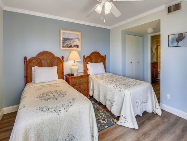 Treasure Island Top Floor Condo Short Walk to the Beach