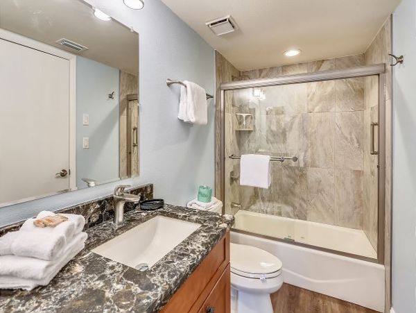 Treasure Island Top Floor Condo Short Walk to the Beach