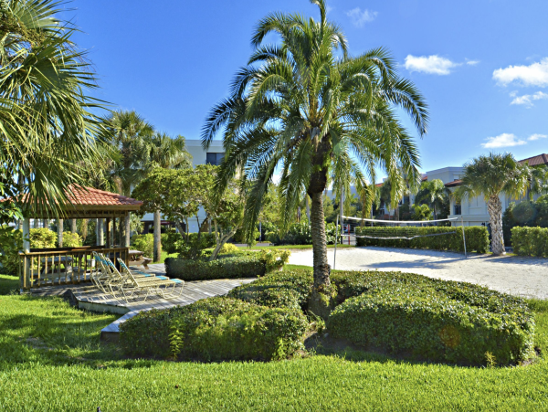 Treasure Island Top Floor Condo Short Walk to the Beach
