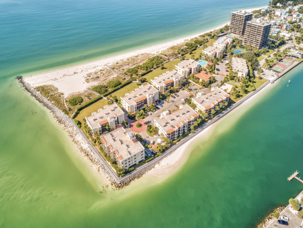 Treasure Island Top Floor Condo Short Walk to the Beach