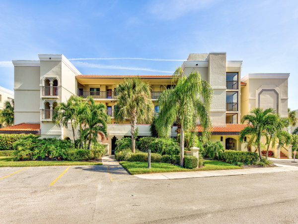 Treasure Island Top Floor Condo Short Walk to the Beach