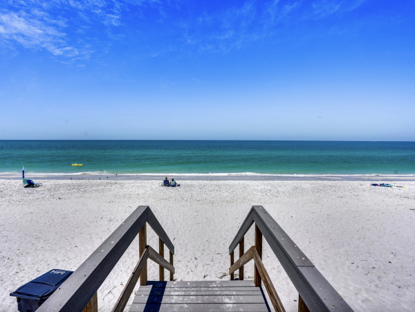 Treasure Island Top Floor Condo Short Walk to the Beach