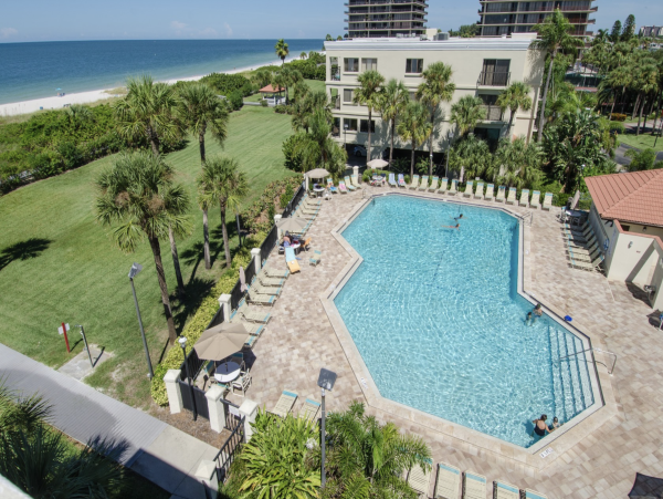 Treasure Island Top Floor Condo Short Walk to the Beach