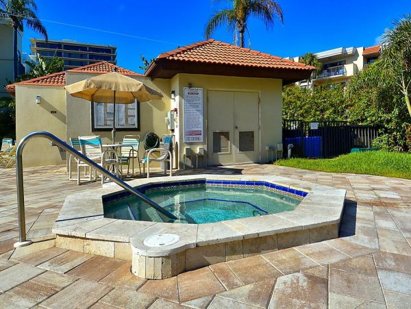 2 Bedroom Condo Access to Beach, Bay & Fabulous Amenities