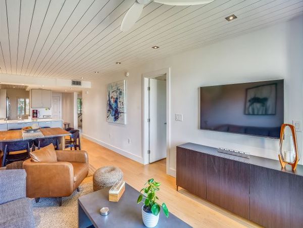 Lovely Beachside Vacation Condo NEW ARRIVAL