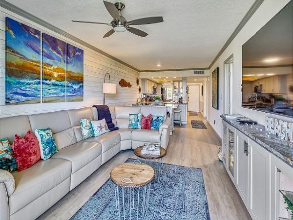 Beachfront 2 Bedroom Vacation Condo in Treasure Island