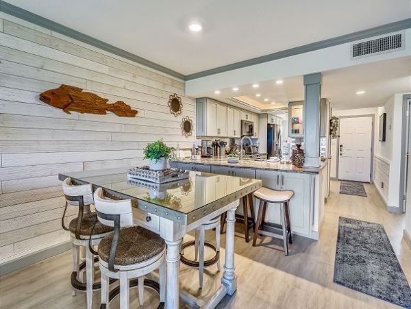 Beachfront 2 Bedroom Vacation Condo in Treasure Island