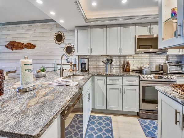 Beachfront 2 Bedroom Vacation Condo in Treasure Island