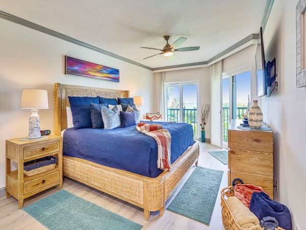 Beachfront 2 Bedroom Vacation Condo in Treasure Island