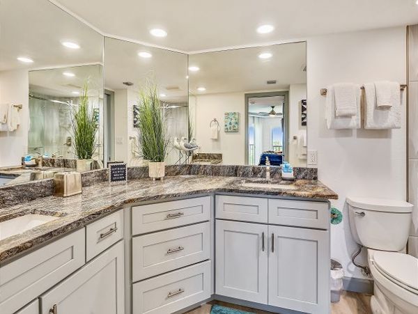 Beachfront 2 Bedroom Vacation Condo in Treasure Island