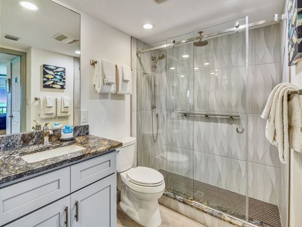Beachfront 2 Bedroom Vacation Condo in Treasure Island