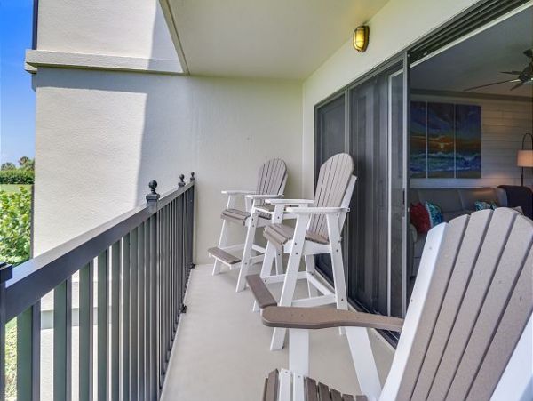 Beachfront 2 Bedroom Vacation Condo in Treasure Island