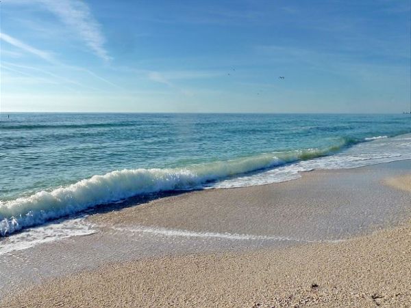 Beachfront 2 Bedroom Vacation Condo in Treasure Island