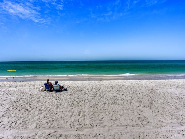 Beachfront 2 Bedroom Vacation Condo in Treasure Island