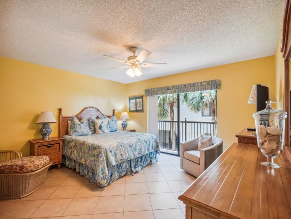 Two Bedroom Beautiful Beachfront Condo in Treasure Island