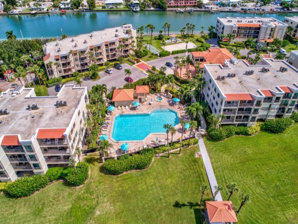 Two Bedroom Beautiful Beachfront Condo in Treasure Island