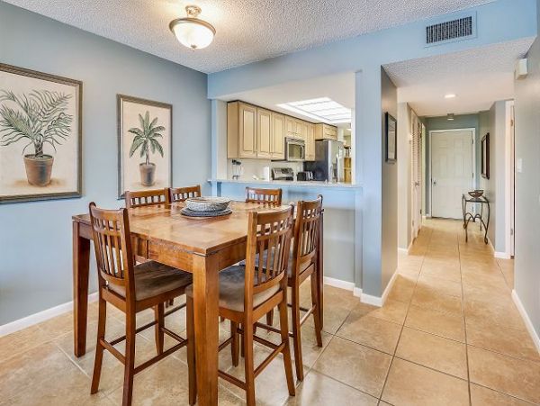2 Bedroom Condo with easy access to the Bay & Beach