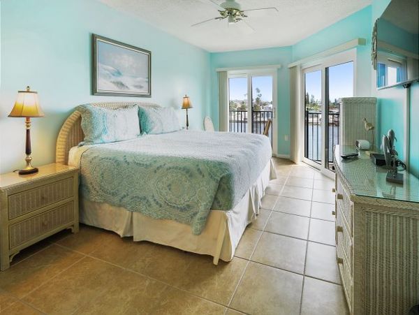 2 Bedroom Condo with easy access to the Bay & Beach